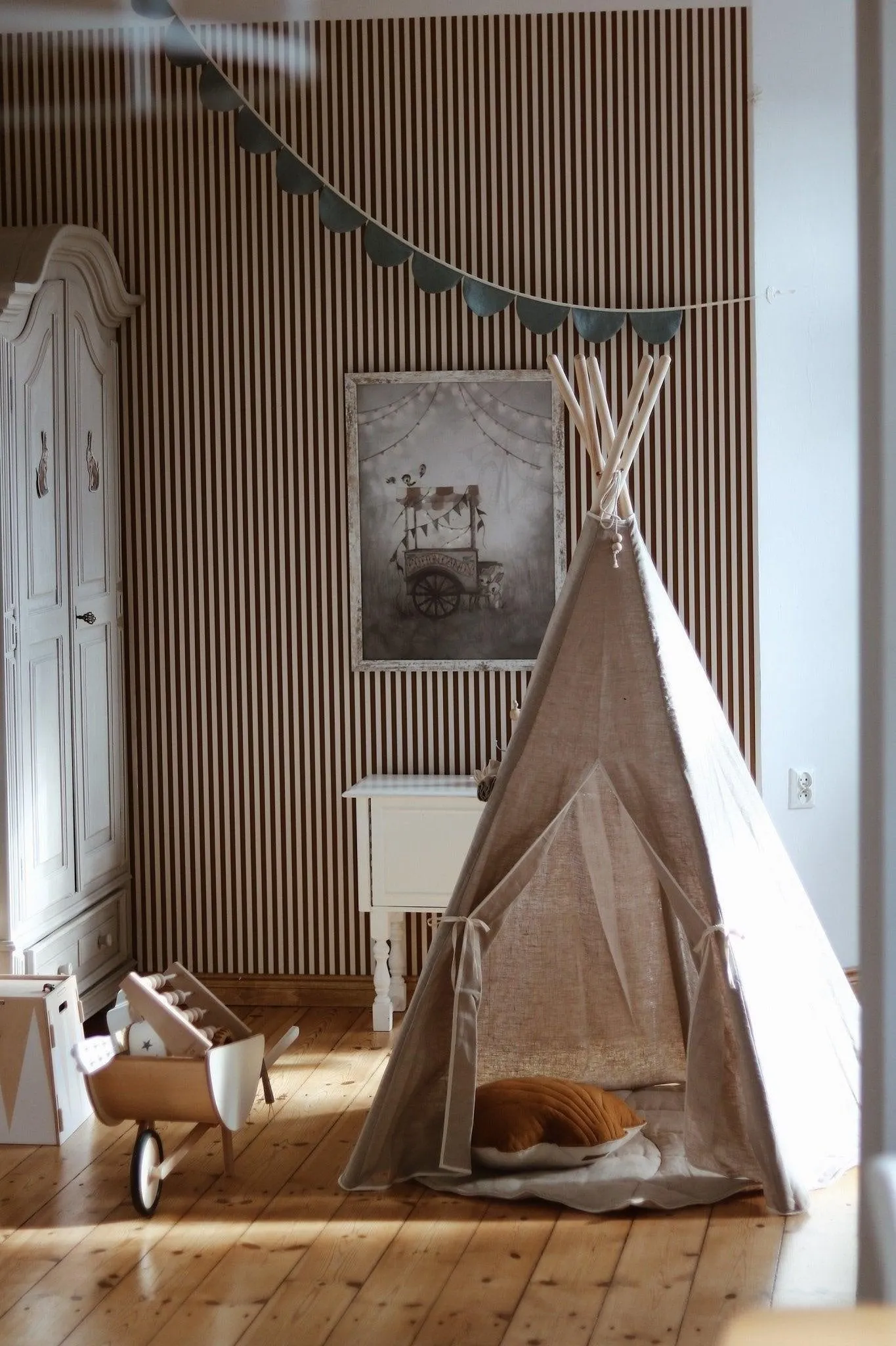 “Natural Linen” Teepee Tent and "White and Grey" Leaf Mat Set